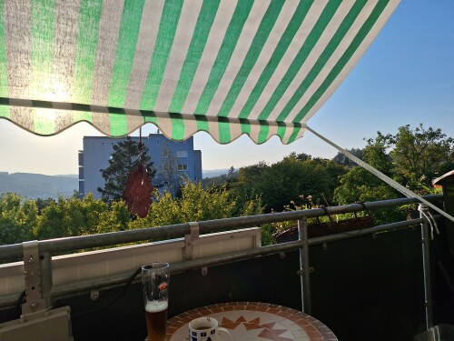 grün weiße Klemmmarkise auf einem Balkon